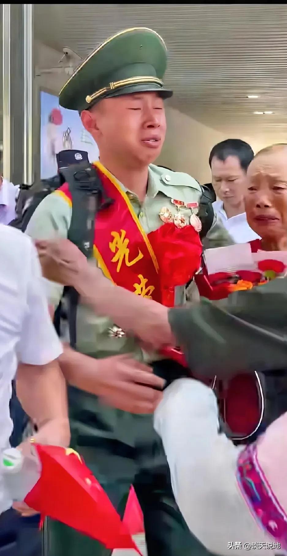 “上人民日报了！”广西柳州，男子当兵12年退役回家，没想到，父母已早早在车站等他