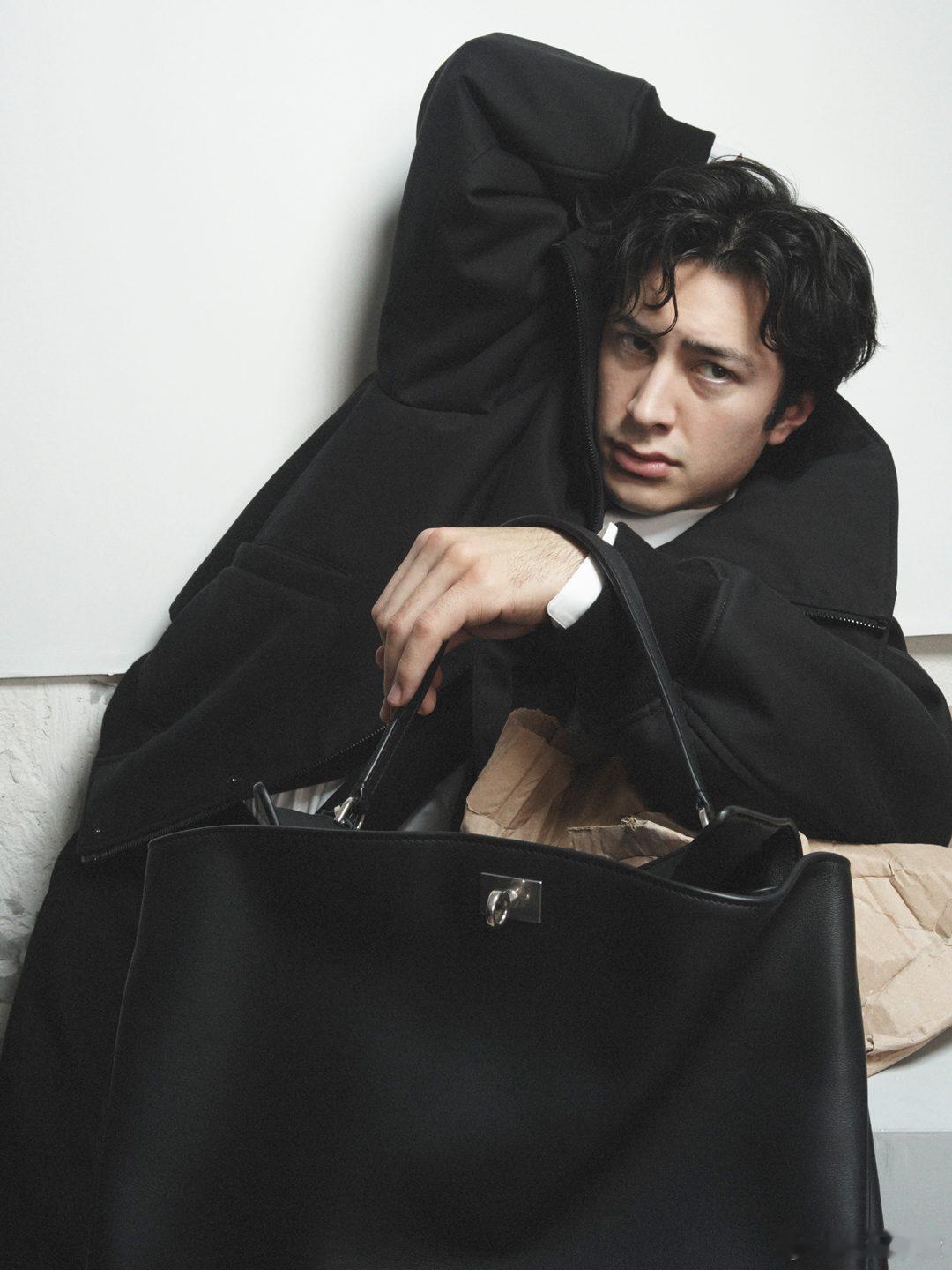 Balenciaga宣布哈德森·威廉姆斯成为品牌挚友。 