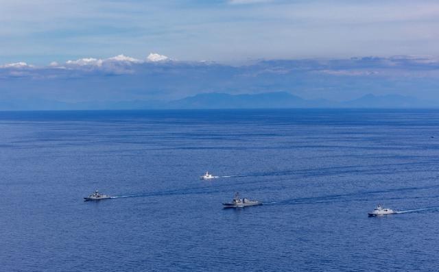 春节期间，黄岩岛的对峙更加惊心动魄！中方052D型驱逐舰“合肥舰”全程对美菲澳演