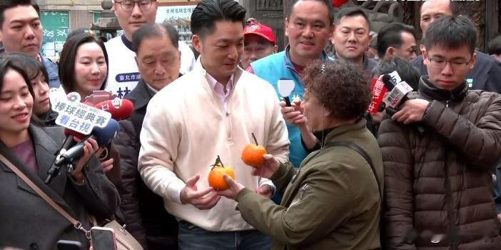 郑丽文剧烈抖动称正能量　蒋万安尴尬回应

针对除夕撞钟活动红绳突然剧烈抖动，国民