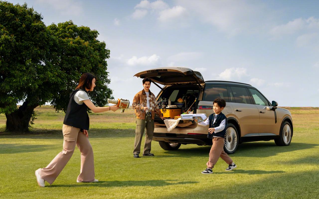 领克900大五座要来啦，告别传统座舱将就，要的就是全域平权，家用商务娱乐一车搞定