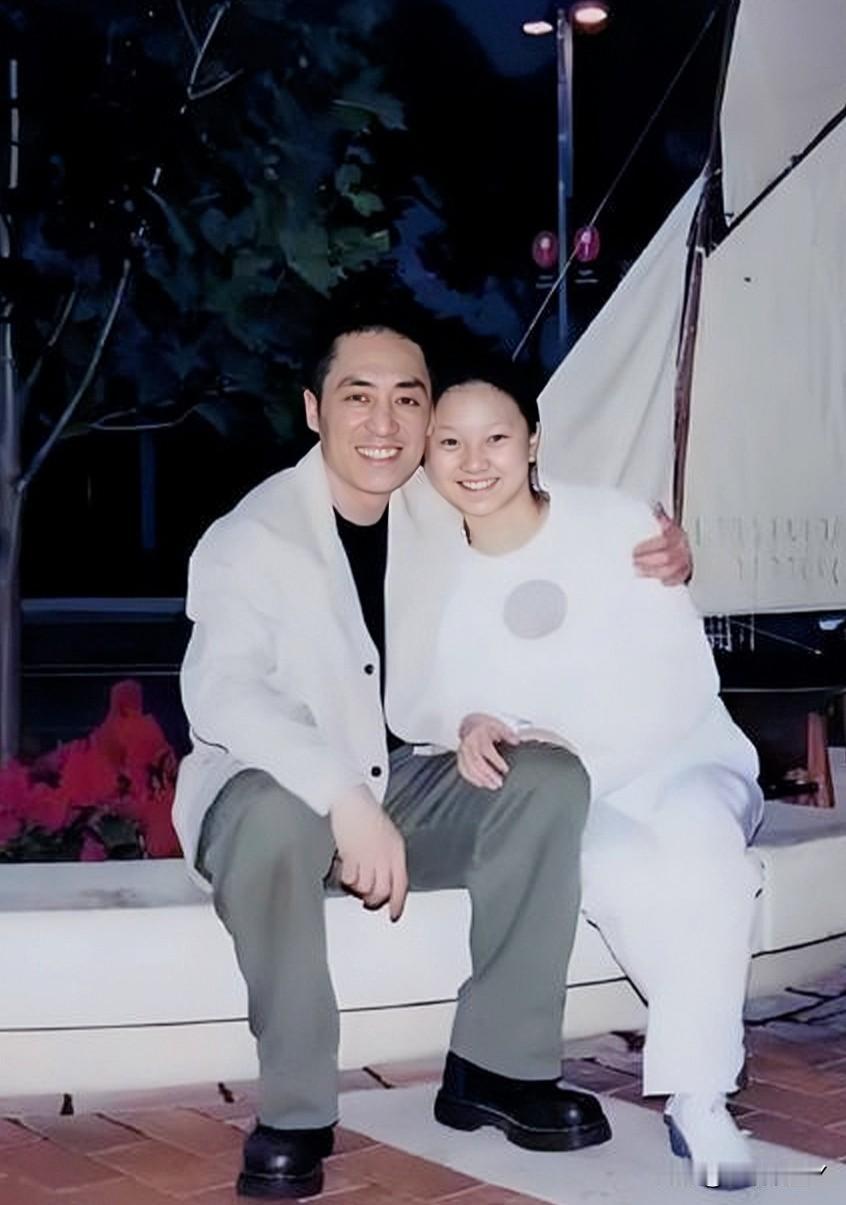 这是陈婷和张艺谋热恋时期的一张合影，拍摄于上世纪90年代末期。一个花容月貌，一个