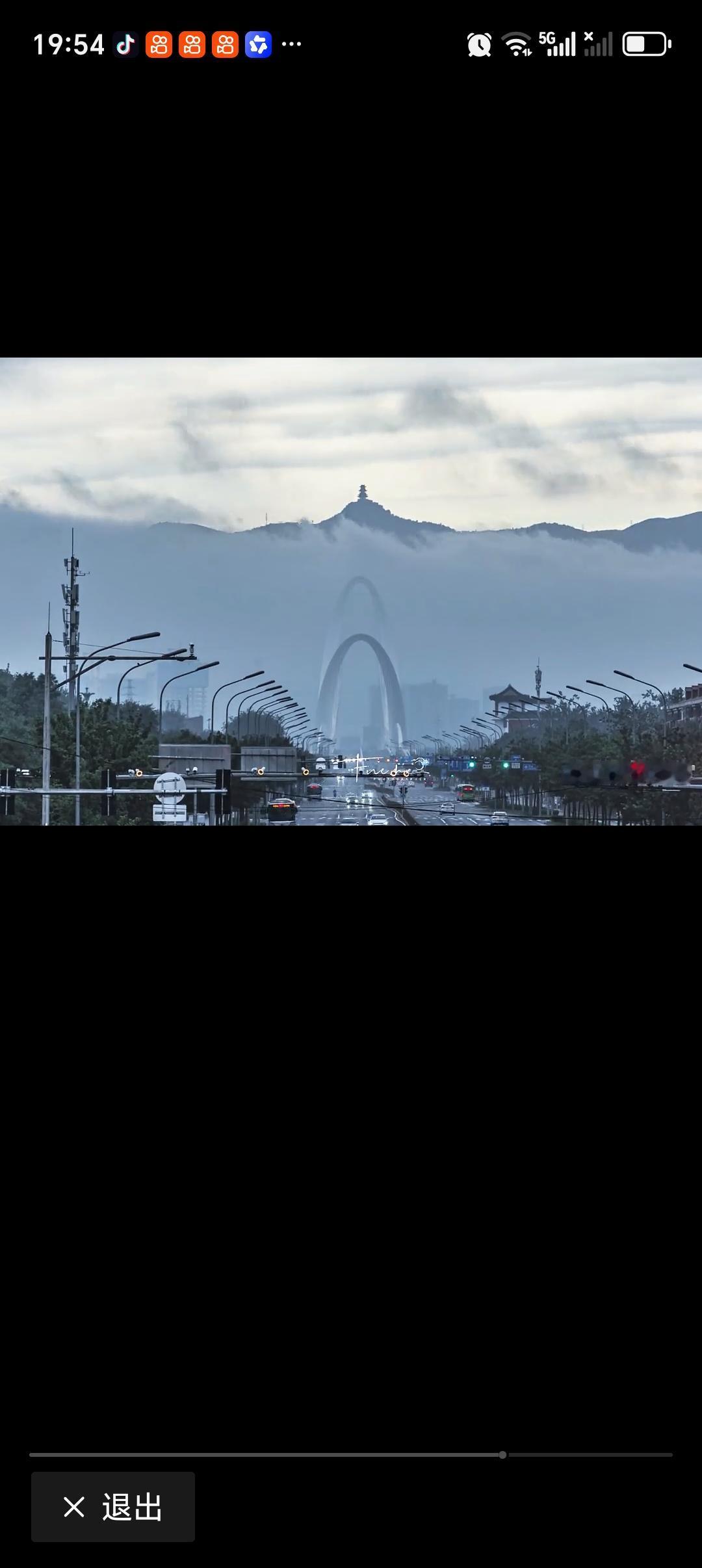 北京云海翻涌西山美如画 北京的西山云海，美得就像一幅流动的画卷！7月12日午后，
