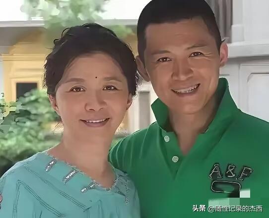 两位明星的合影里，女的叫迟蓬，是一名老演员了跟央视主持人倪萍是同学，她的演技高超