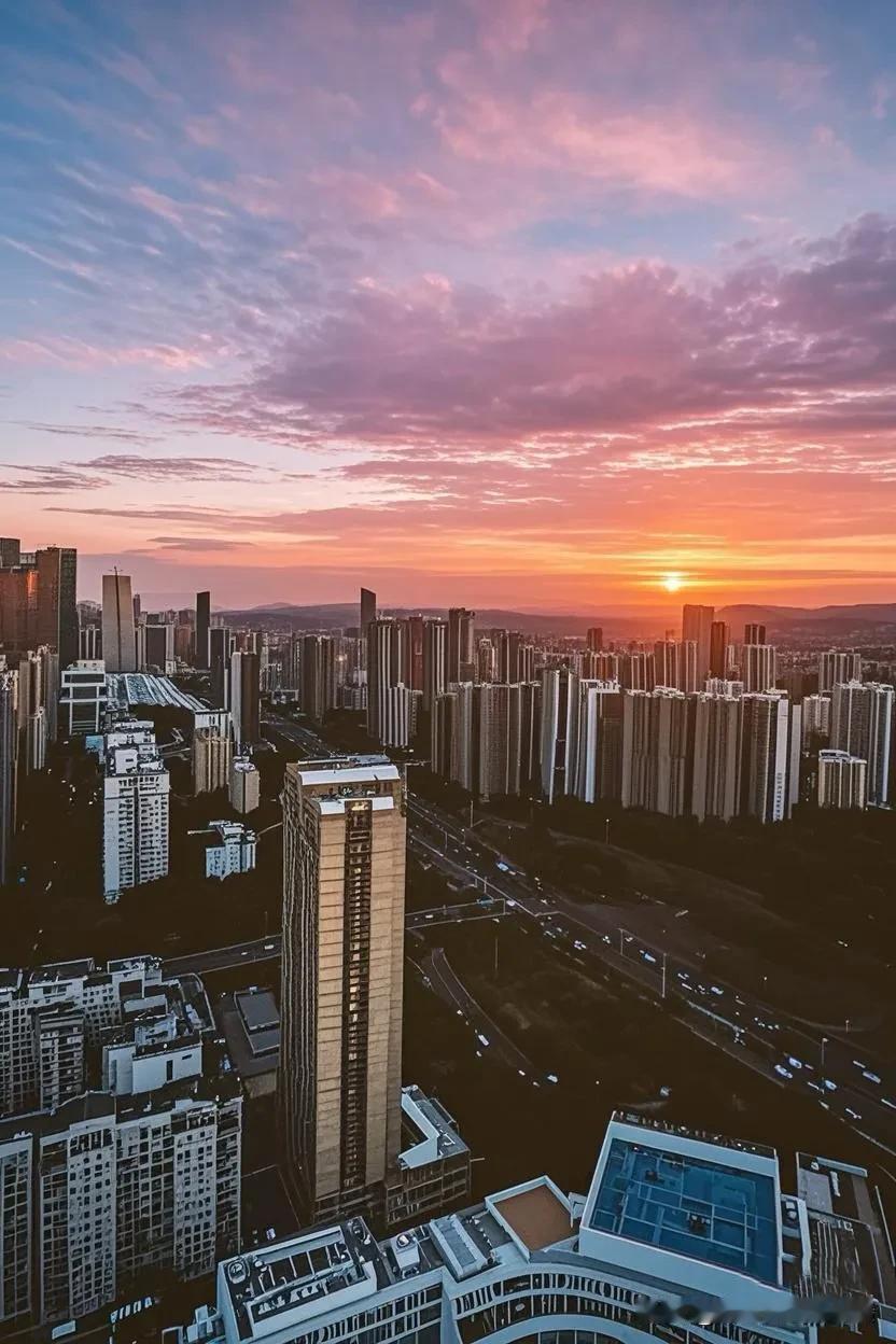 今天邂逅了超美的一幕。夕阳缓缓西沉，宛如一枚巨大的咸蛋黄，将城市浸染上梦幻暖色调