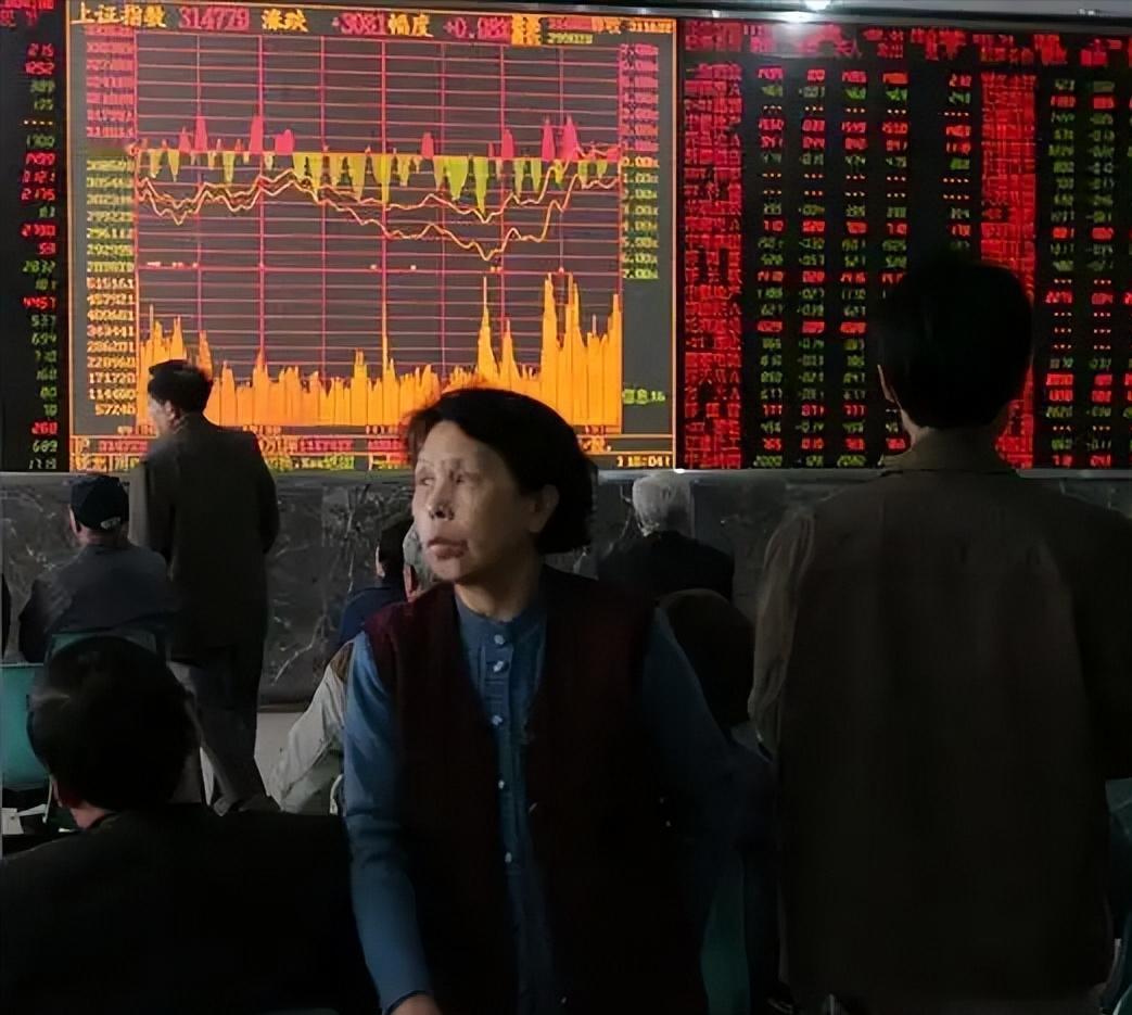 广州股友买入1000000股，每股成本约4.4元。他在股价连续中，别人割肉离场，