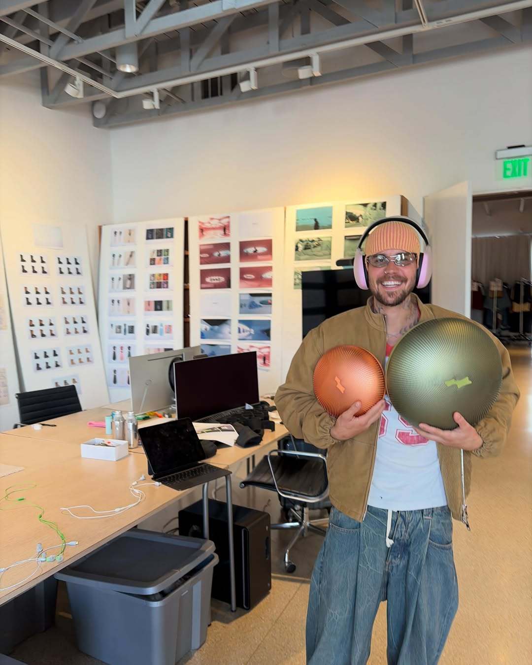 「Via Instagram」比伯发布个人品牌SKYLRK的新品概念图，包括头戴
