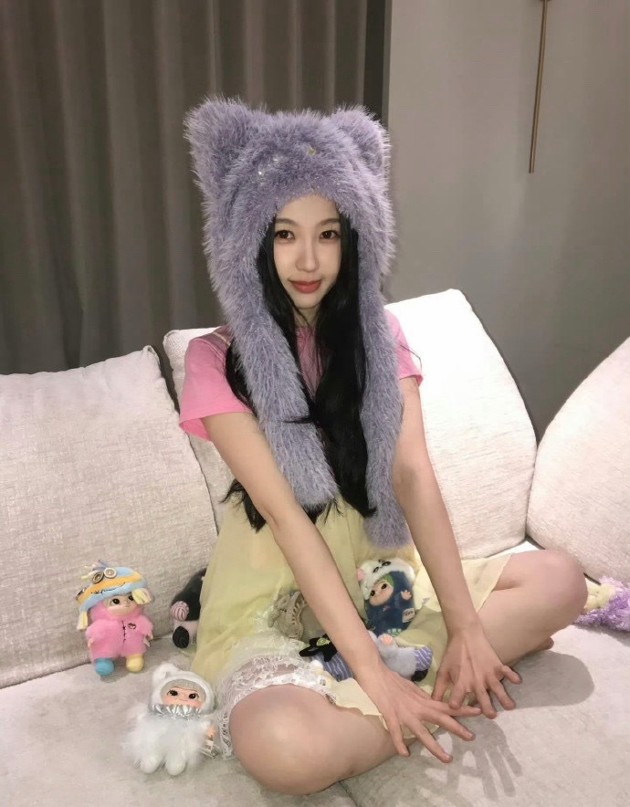 虞书欣和wakuku同款帽子 果然美女怎么戴都好看！软萌可爱元气十足，少女感直接