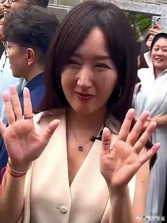 54岁杨钰莹现身商演活动现场，吸引的基本都是中年男粉丝，看来年轻时候的她确实深受