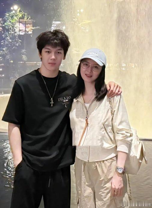 晴儿不愧是甄嬛带大的在经典宫斗剧《甄嬛传》的瑰丽世界里，众多人物如繁星般闪耀，晴