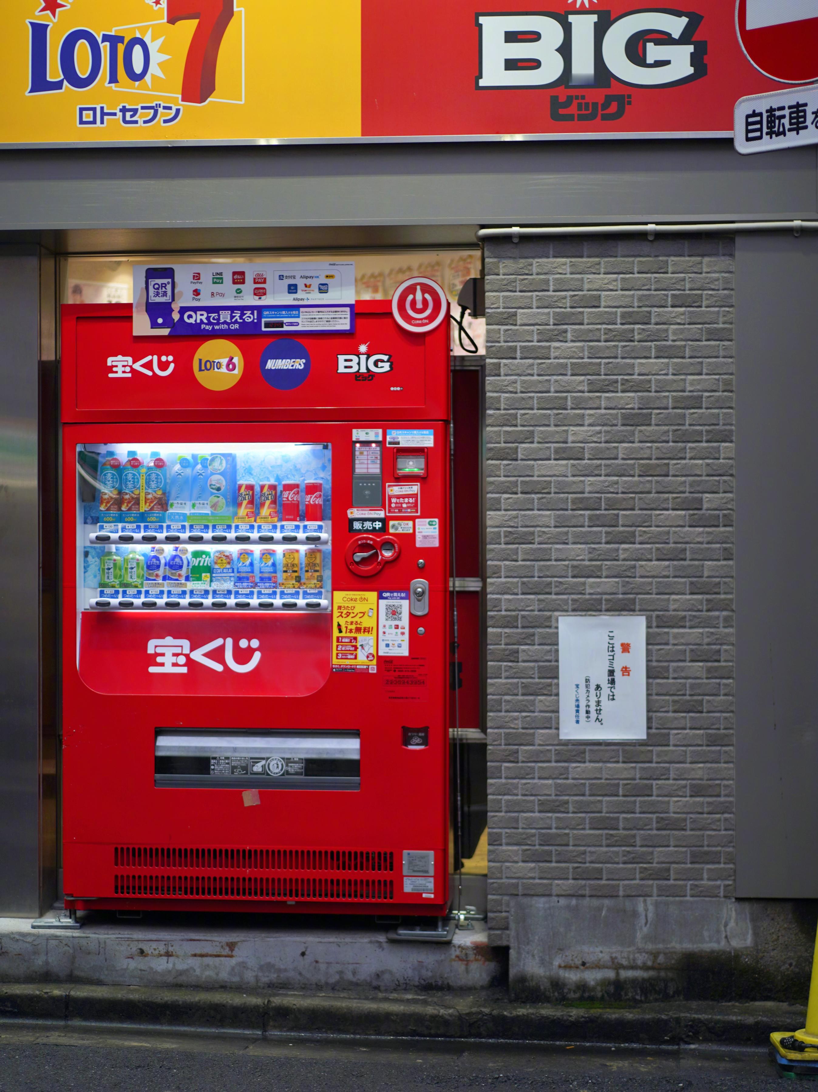 穿行于城市的街道，映入眼帘的是人们奔忙的身影，无论是熙熙攘攘的商业中心，还是宁静