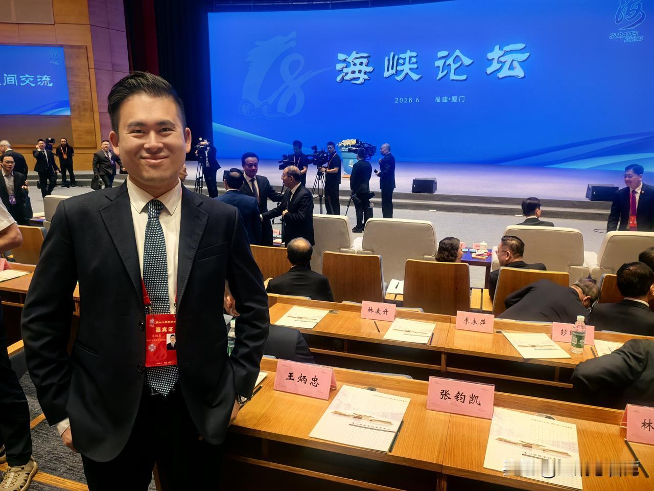 一年一度海峡论坛，
在现场听“武安侯”的召唤：
张凌赫邀请台湾同胞，
多到大陆走