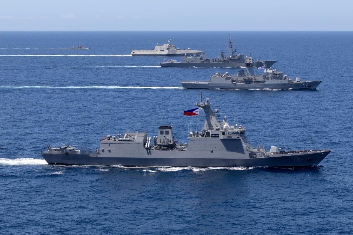菲律宾和日本牵头，拉着美国、澳大利亚、印度、新西兰、文莱和新加坡，在黄岩岛附近海