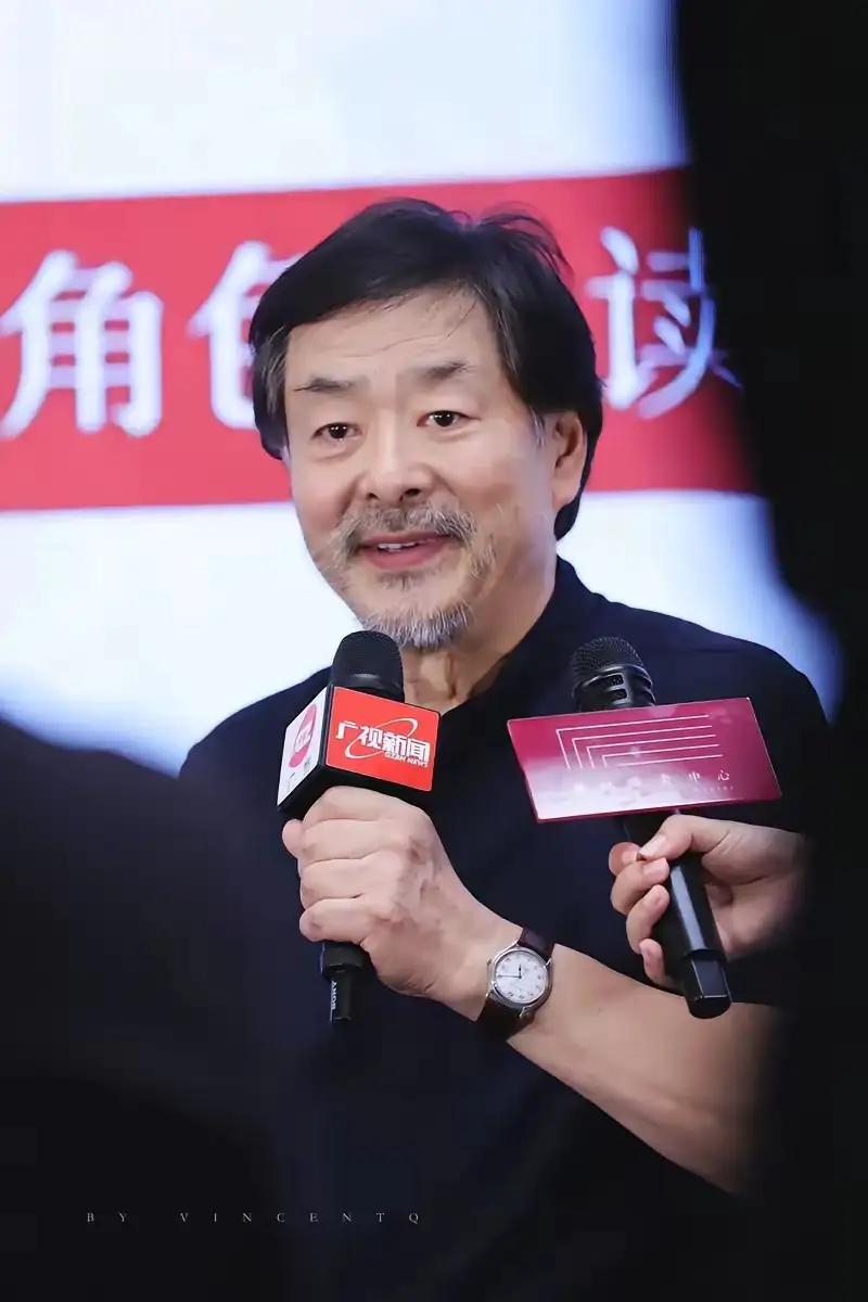 他本来不愿意做官，一上任就写辞职信，辞职信写了不少，但硬着头皮干了13年，也难受