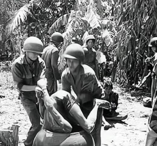 1969年，越战期间，美军士兵对越南女游击队员有多恨，看了这张照片就知道了。当时