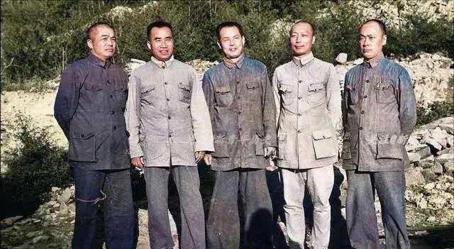 这张1944年的老照片，我打赌，认识三位以上的，历史高手非你莫属。