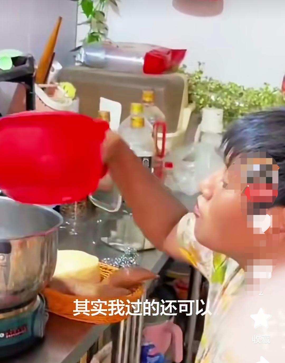 泥娃还是想要过正常人生活的！！
     视频中，泥娃成功地把水倒进锅里，自己都