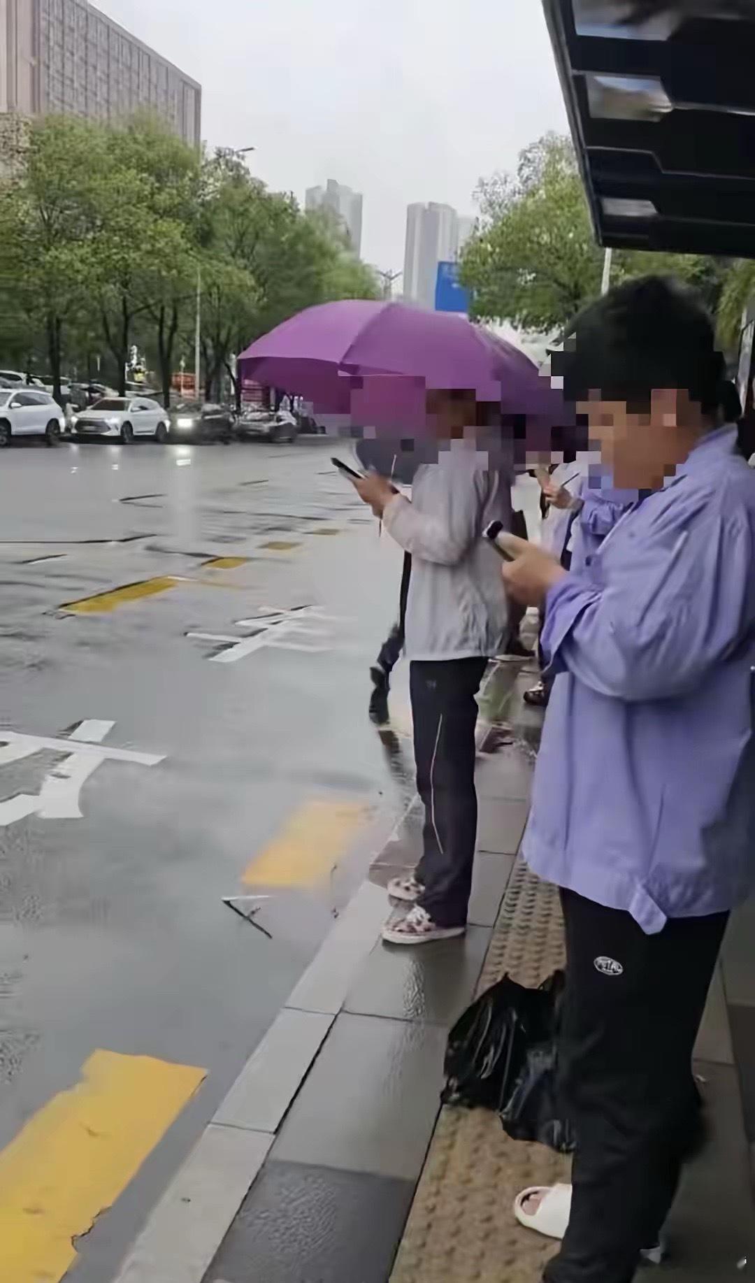 深圳公交站台劝烟事件刷屏：善意劝阻吸烟，最后双双被带至派出所待到深夜，不禁让人深