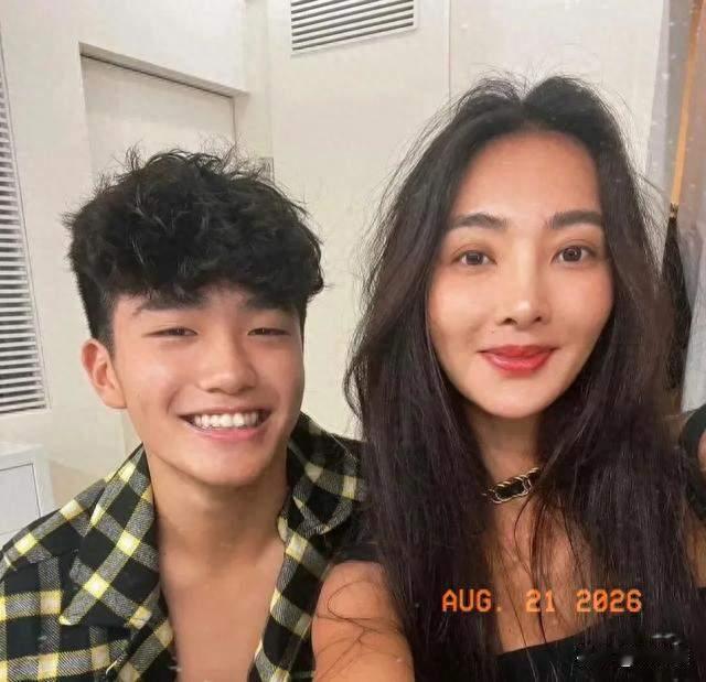 曹格儿子18岁高调示爱女友，一句“我合法了”炸翻热搜！