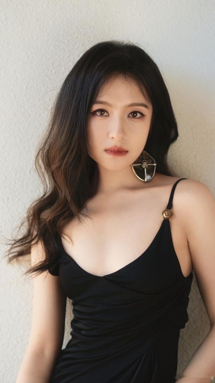 李兰迪超大单边耳环李兰迪耳环消失瞬间出神图 大波浪的长发，搭配了黑色裙子，好优雅
