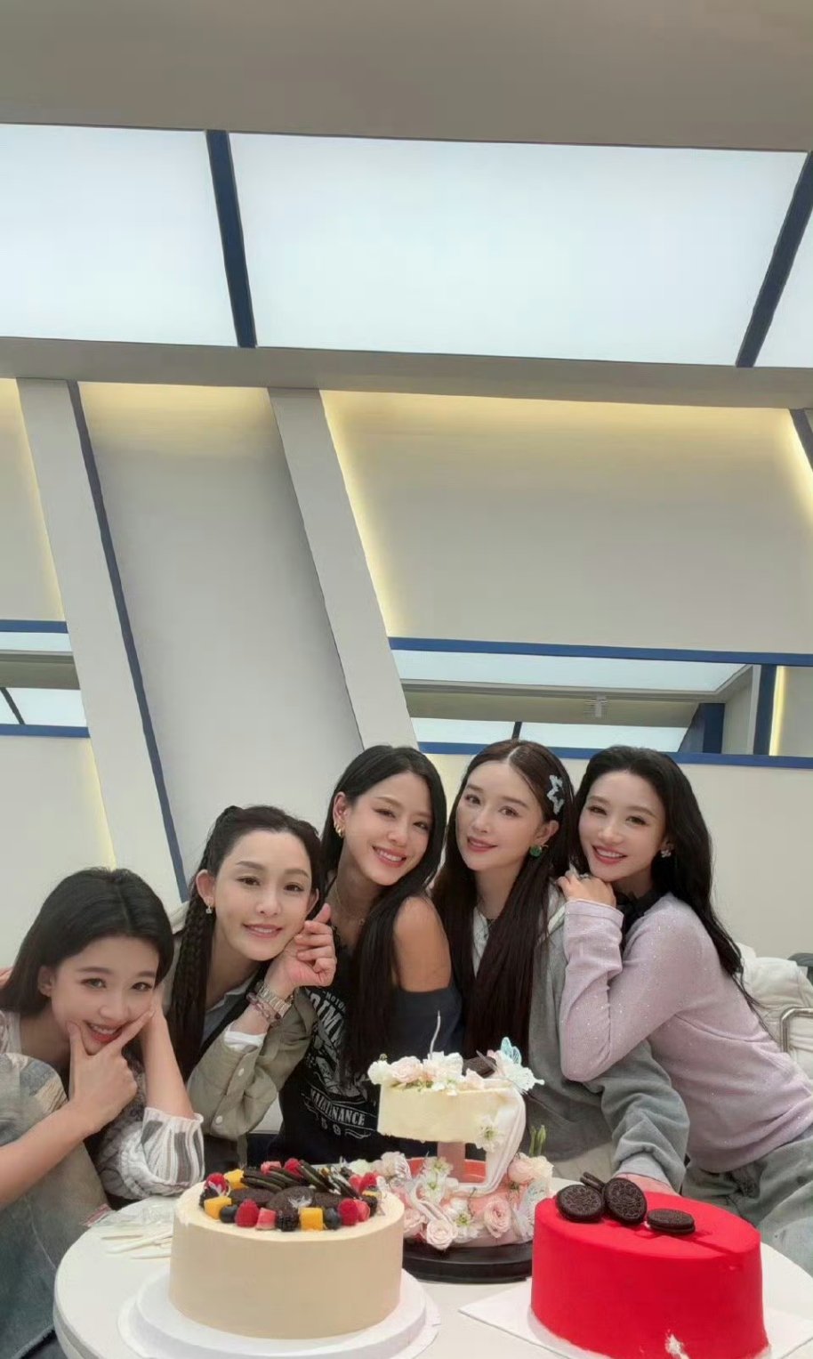 浪姐集体为江语晨庆生江语晨39岁生日浪姐集体为江语晨姐姐庆生了 ！！ 