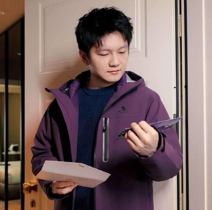 2月8日，樊振东罕见更新动态。樊振东穿着紫色外套，帅气逼人，这次小胖受邀到意大利
