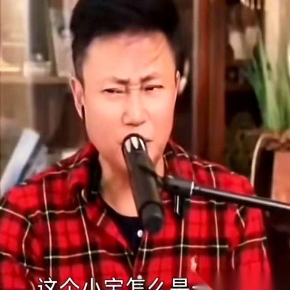 对着一个刚出生没多久的小奶娃，张嘴就是“丑”，说人家三角眼，皮肤黑，没有爹好看。