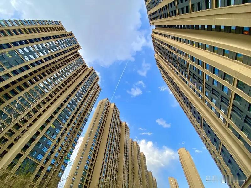 现在想要把房价刺激大涨，需要的楼市利好比过去要更大一些。
因为楼市也分壮年和中老