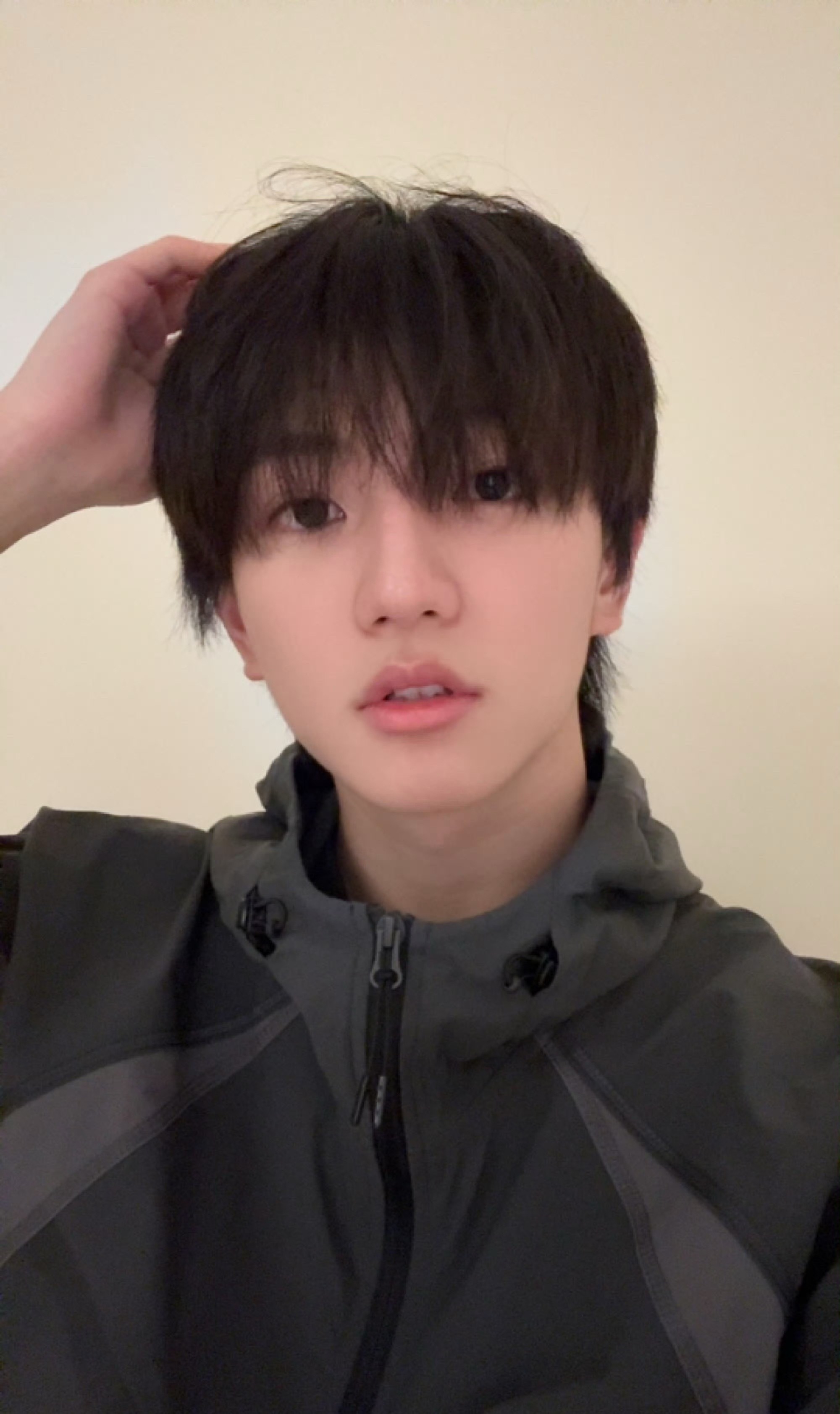 穆祉丞高会素颜自拍 穆祉丞高会更新～自拍三宫格刚练完舞，真的是顺毛素颜越素越帅呐
