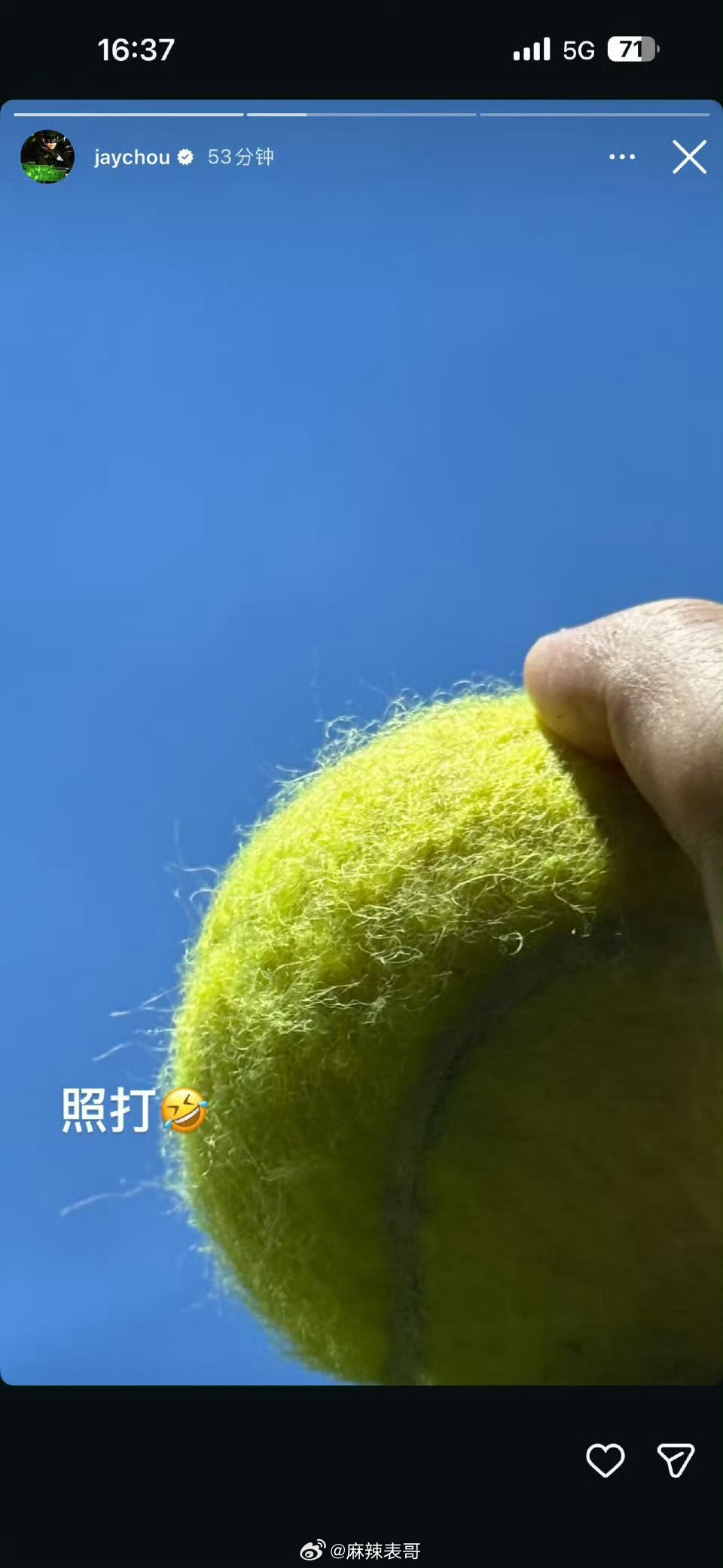 周杰伦发了一个雨天照打网球的博文，疑似回应私生子传闻此前，周杰伦演唱会音乐总监黄