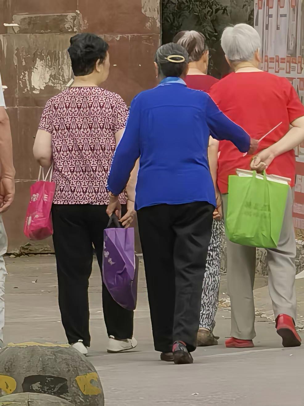 大娘们组团逛街去了