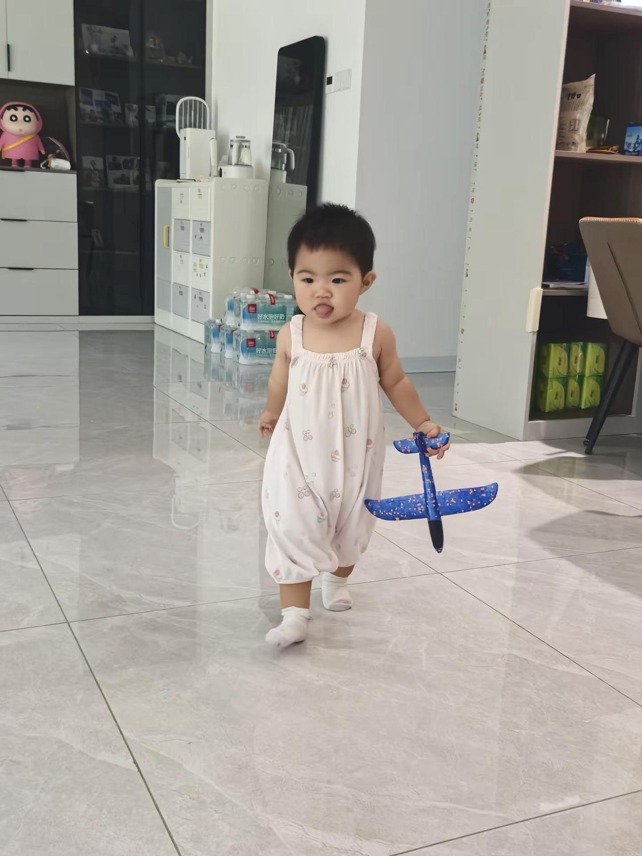 小公主走路越来越有范啦👸。我们家小公主最近走路越来越有魅力，俨然一副小大人的模