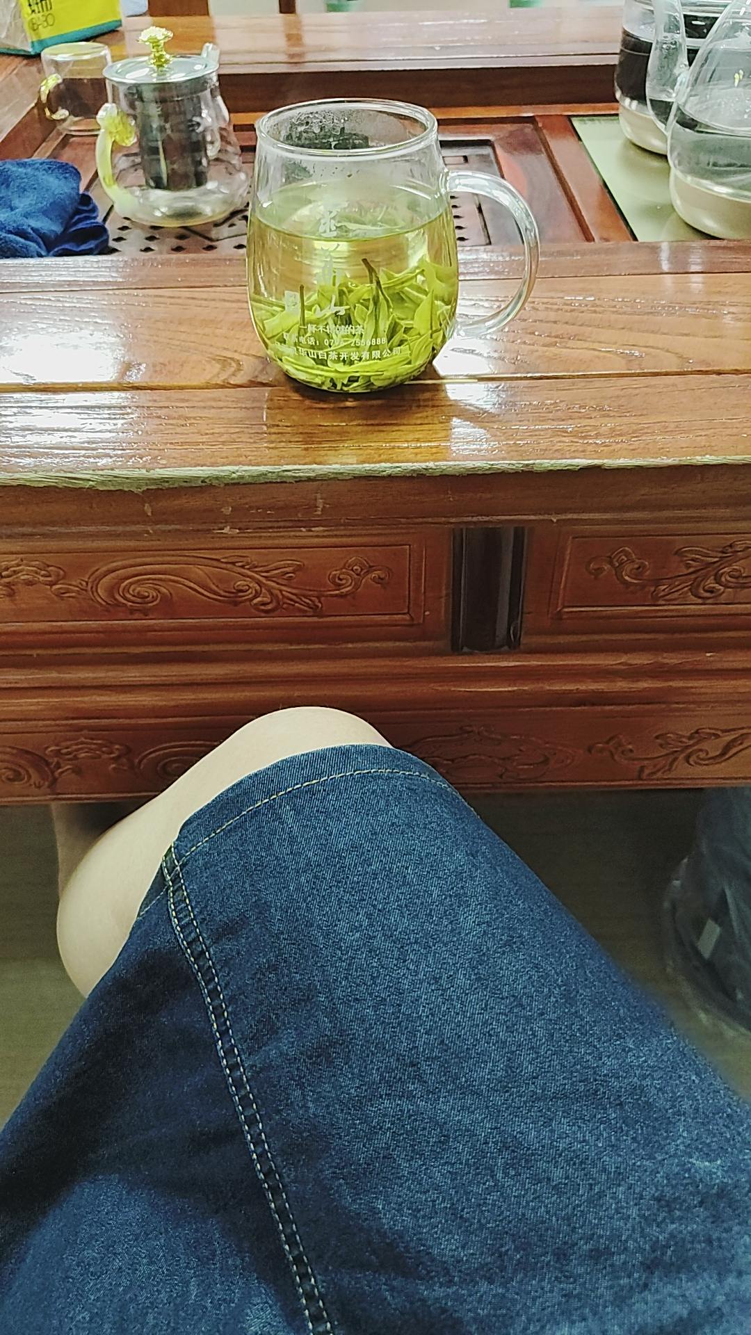 穿着一般，生活简单，不娇不艳， 个不高也不美，相貌平平，资质一般， 不...