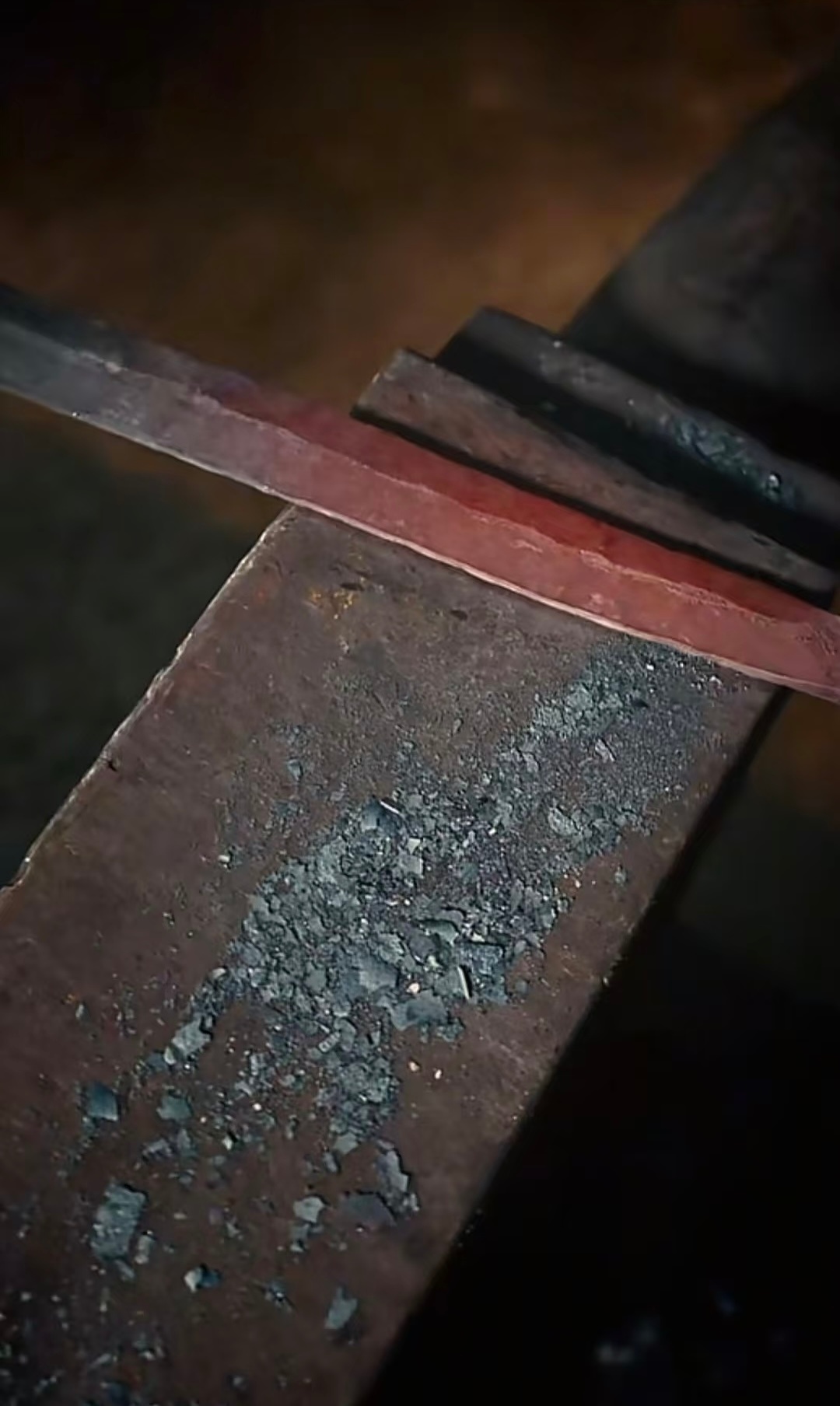 和天外陨铁死磕一年终于驯成宝剑历时一载，只为一剑！郭大侠用三百多个日夜，把“死磕