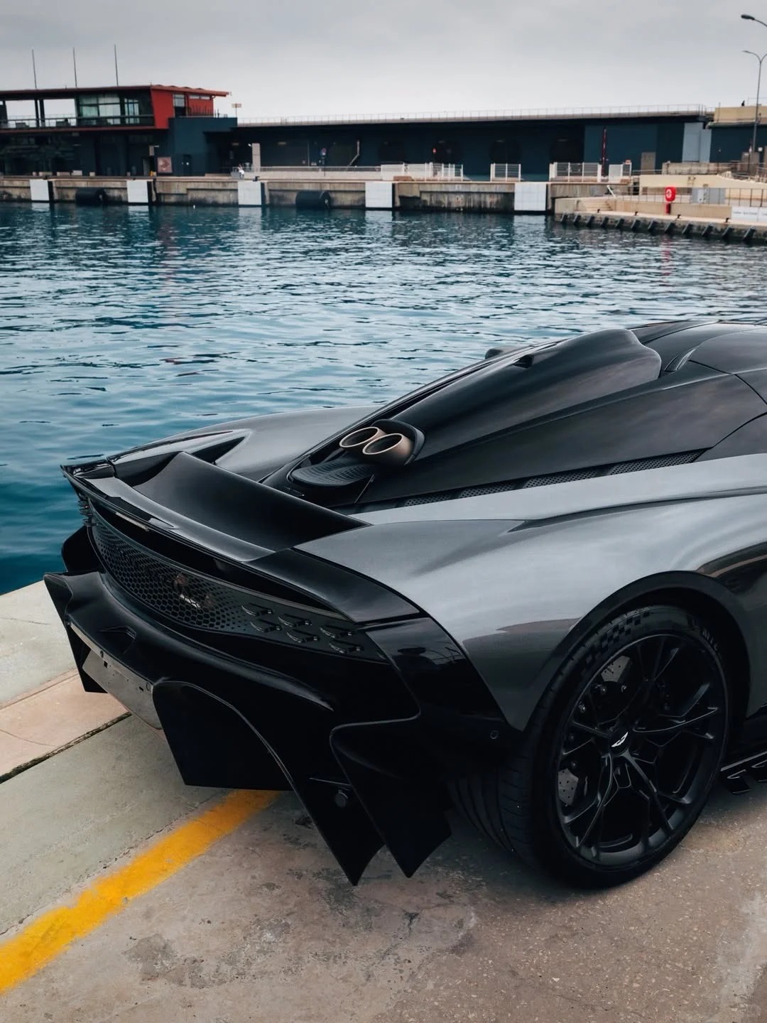 碳灰色在Aston Martin Valhalla也无比适配绝美车片