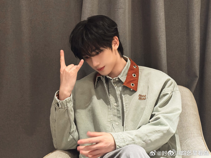 丁程鑫室内就不戴墨镜了丁程鑫室内就不戴墨镜了，帅哥比了个六好萌啊，谁能拒绝这个对