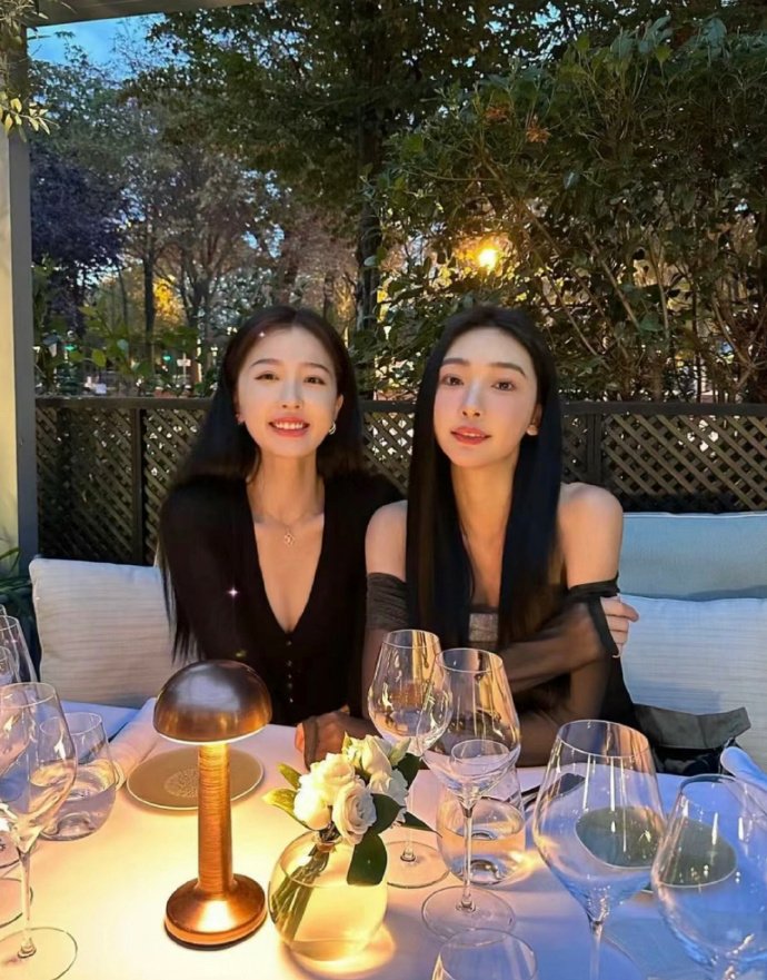 看到这合影突然明白易梦玲闯荡娱乐圈的勇气是怎么来的了 