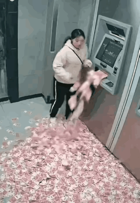 小姑娘明显吓坏了😧
遇到这种情况该怎么办？