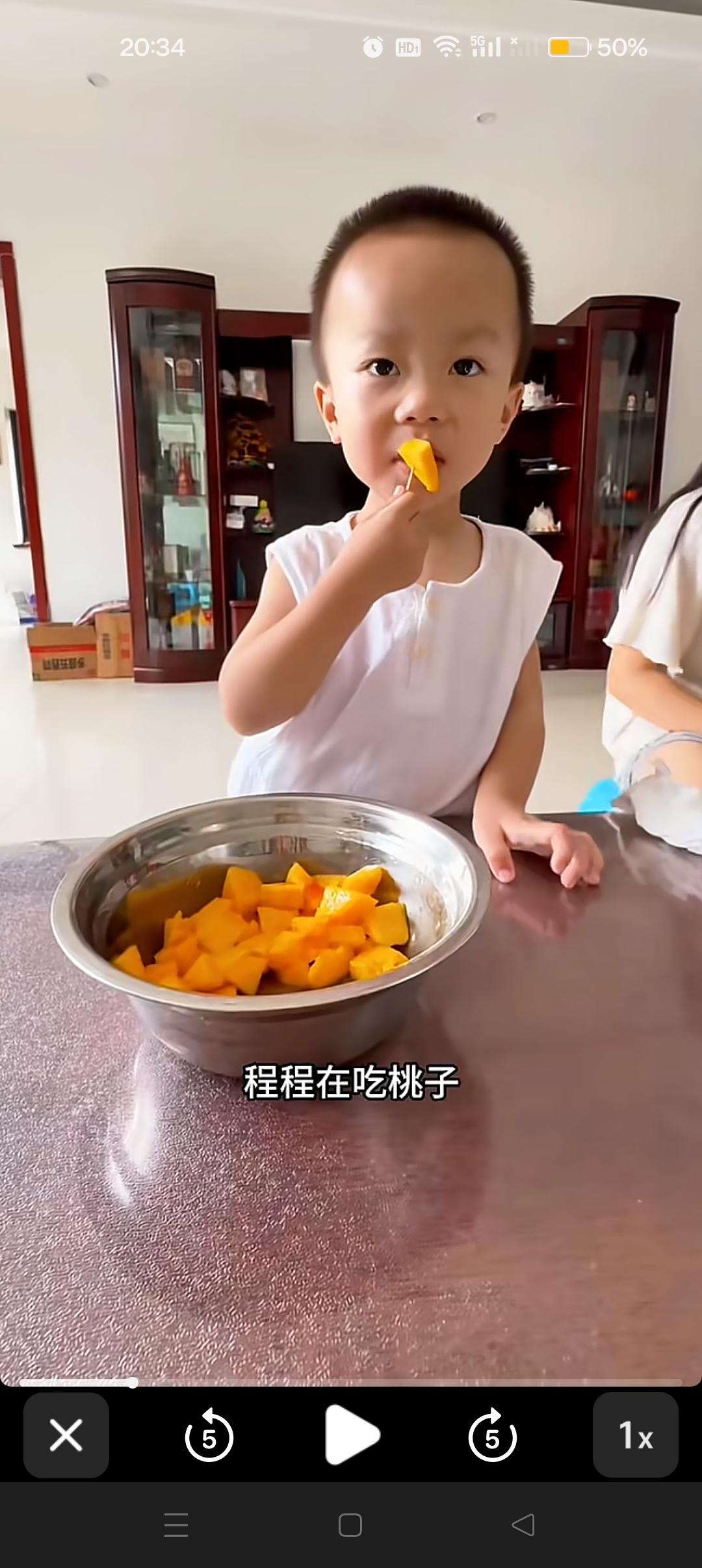 奶奶带着成成好幸福啊，每天都有下午茶！😍收拾的干干净净！
奶教四川话，妈妈教山