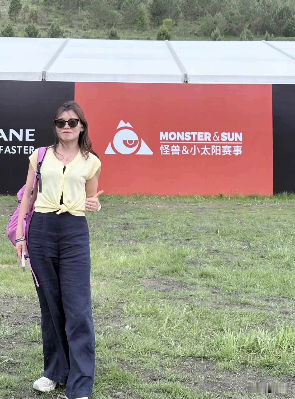 女生穿什么会更加方便，更显气质呢长款的针织开衫配阔腿裤，方便又显优雅。