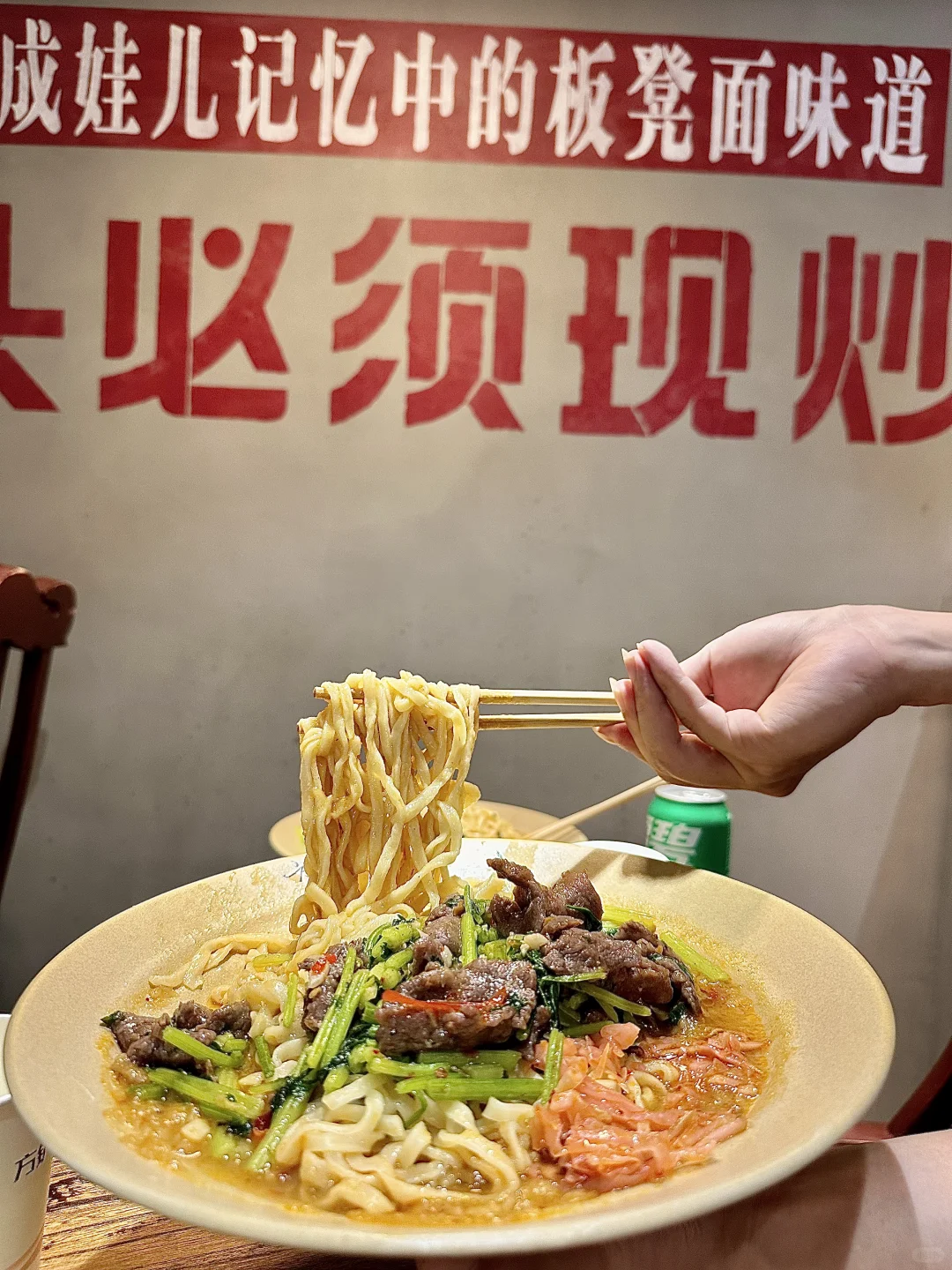 在上海！板凳上吃面好city 呀！