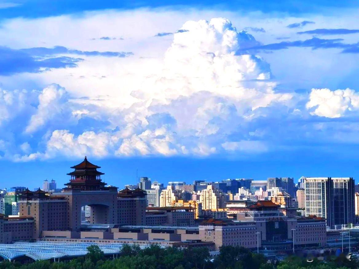 ​这几天，北京的天空美爆了，堪称裸眼3D效果。

据说，这是近期北方的冷涡气流带