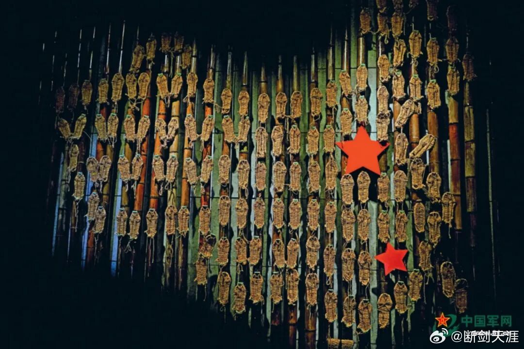 共同的名字叫长征从于都河畔的草鞋到沂蒙山的布鞋，从上甘岭坑道的胶底鞋到喀喇昆仑哨