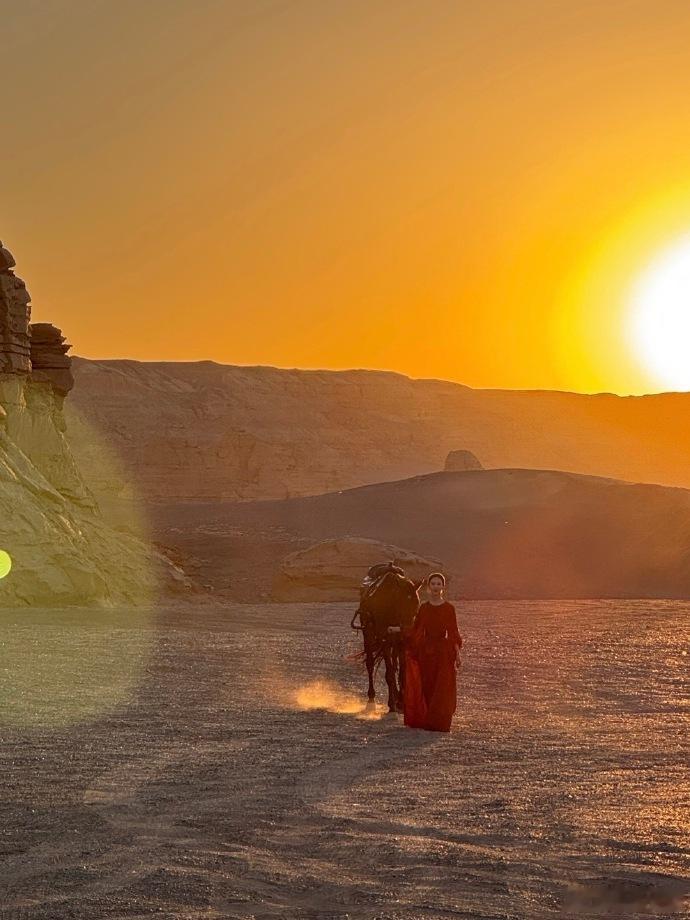 陈都灵红衣牵马的画面如丹青佳作，红衣的热烈与气质的清冷相融，呈现出层次丰富的古典