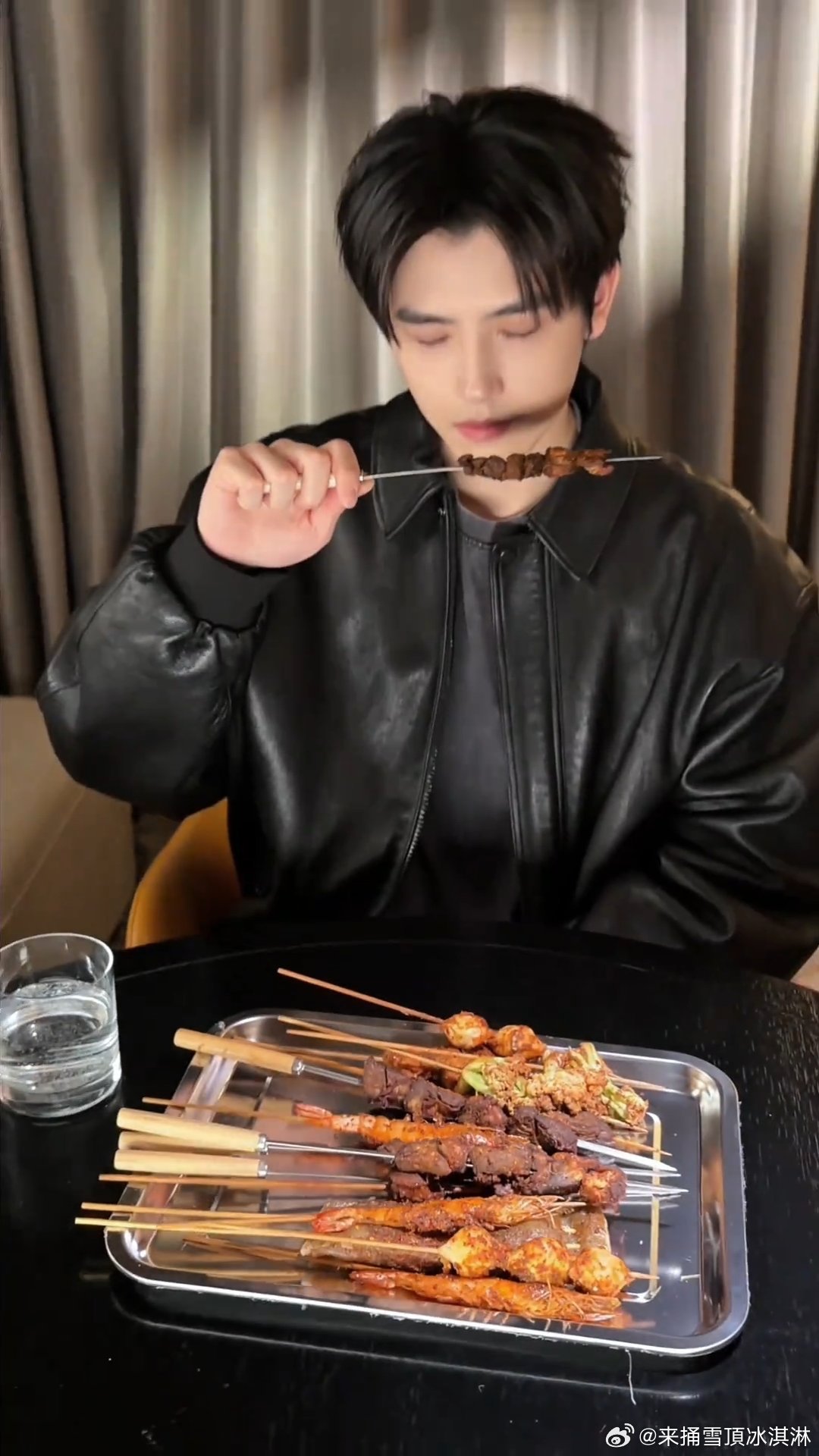 陈飞宇变装视频陈飞宇烤串变装视频真不错 