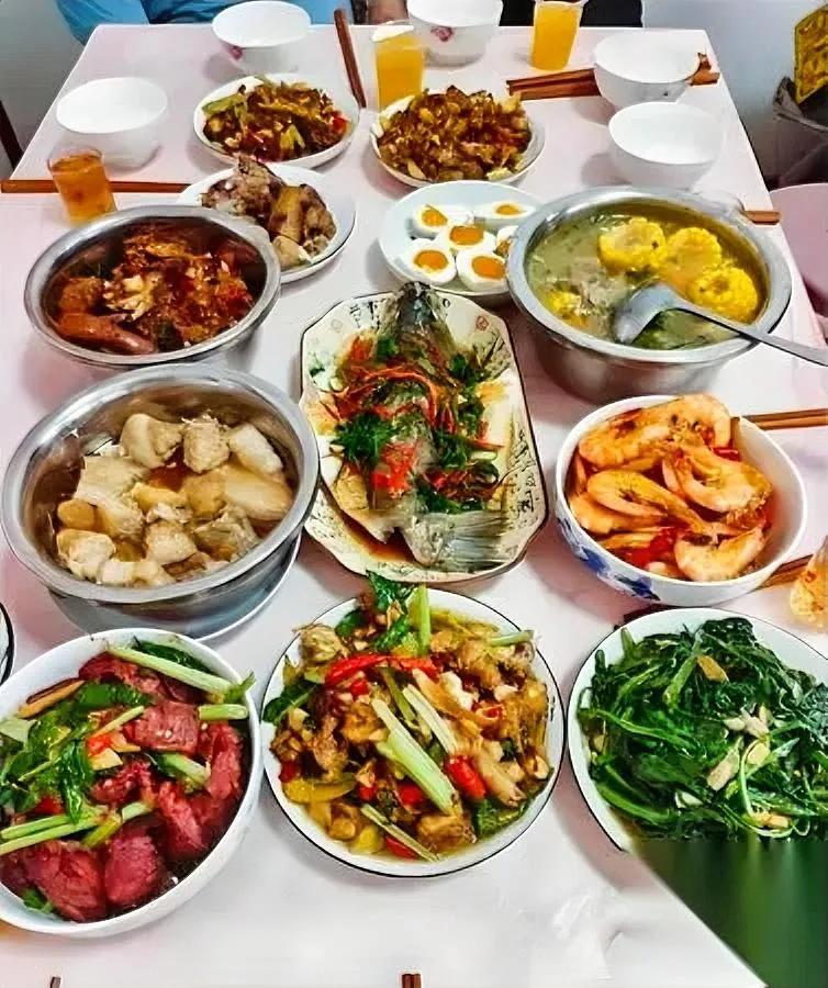 发工资了！这次有点意外

打开一看愣了：17000到账

这个月提成居然拿了60