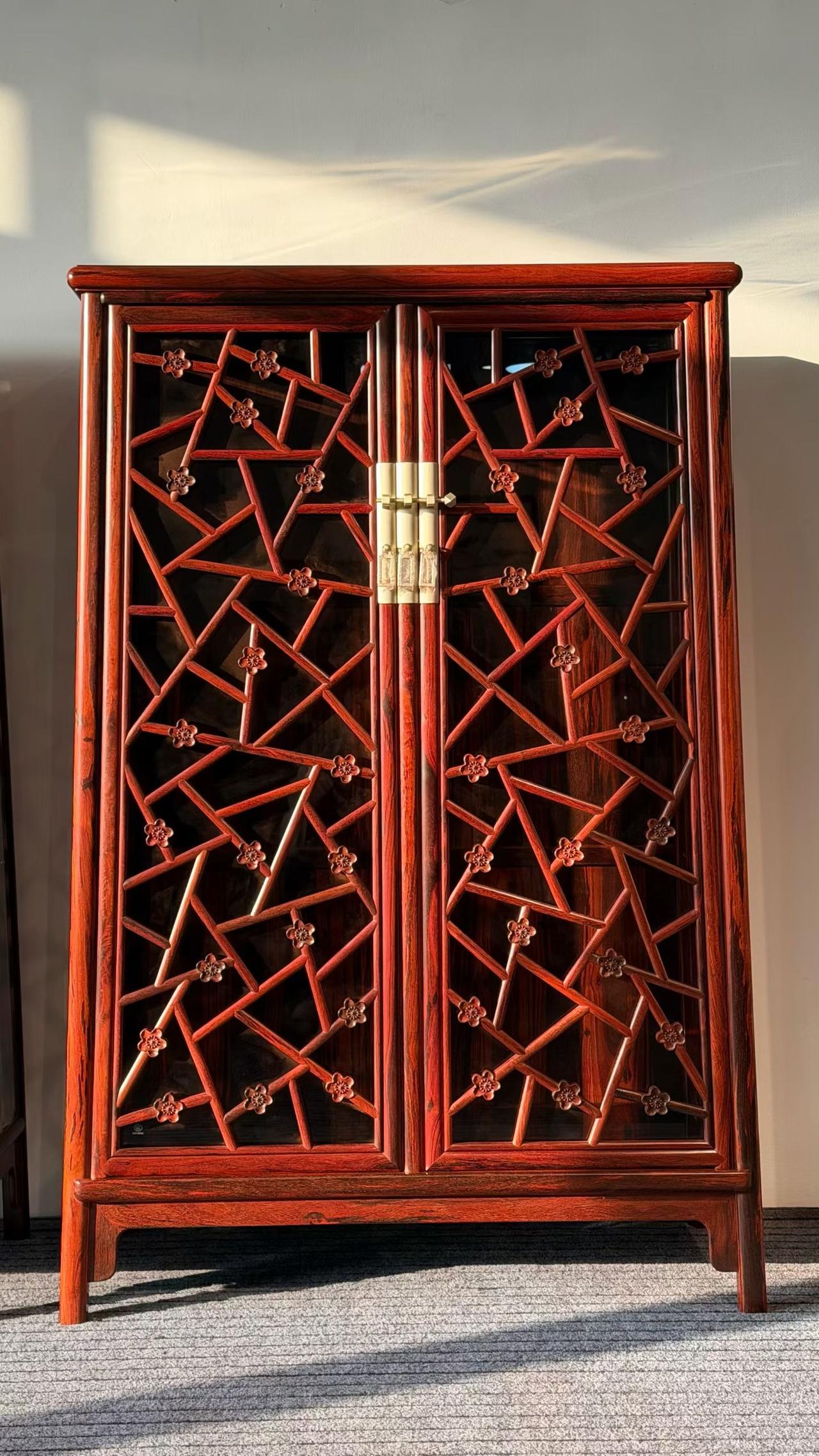 第三贵的一种木材，专家说比黄花梨还要好，成为有钱人最喜欢的材质之一。

有钱，肯