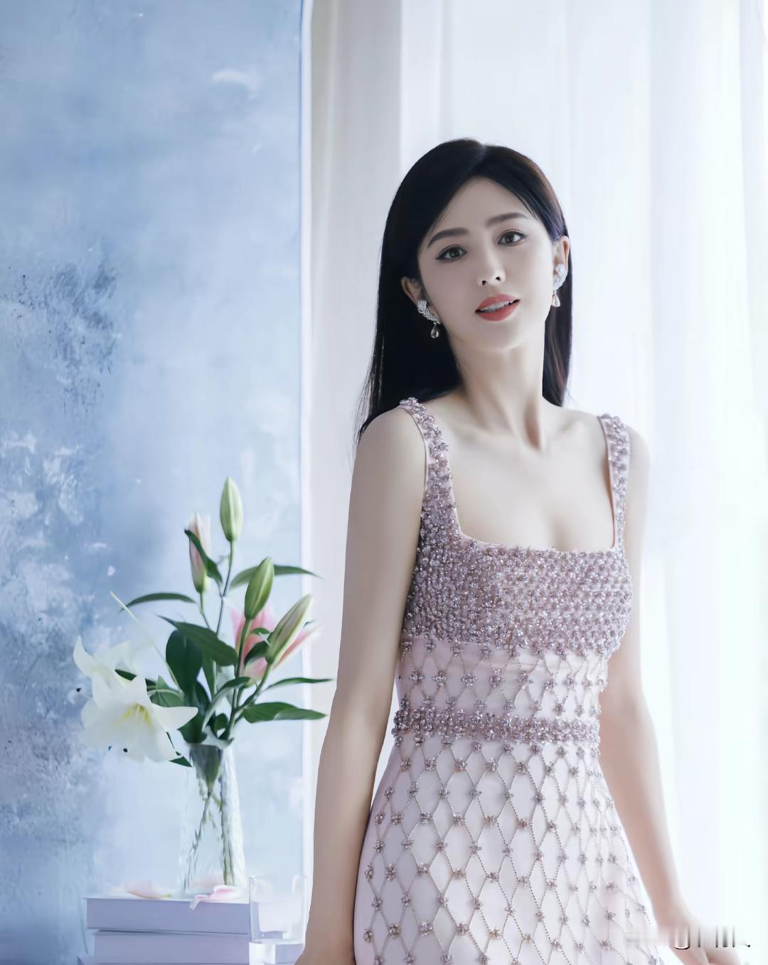 佟丽娅西域美人，没有后台，离异单身。从未有过任何不道德行为，人善心美，气质女神。