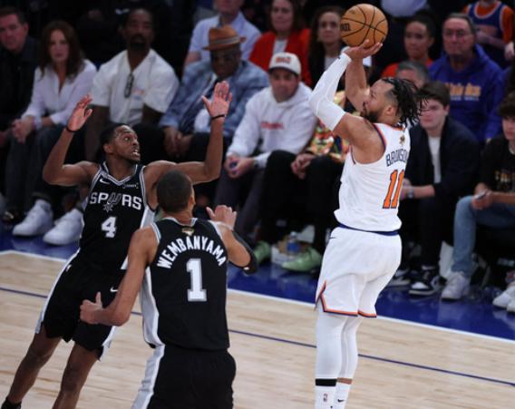 NBA总决赛，马刺对阵尼克斯的G5比赛中，出现了非常奇葩的一幕。第二节比赛还剩下