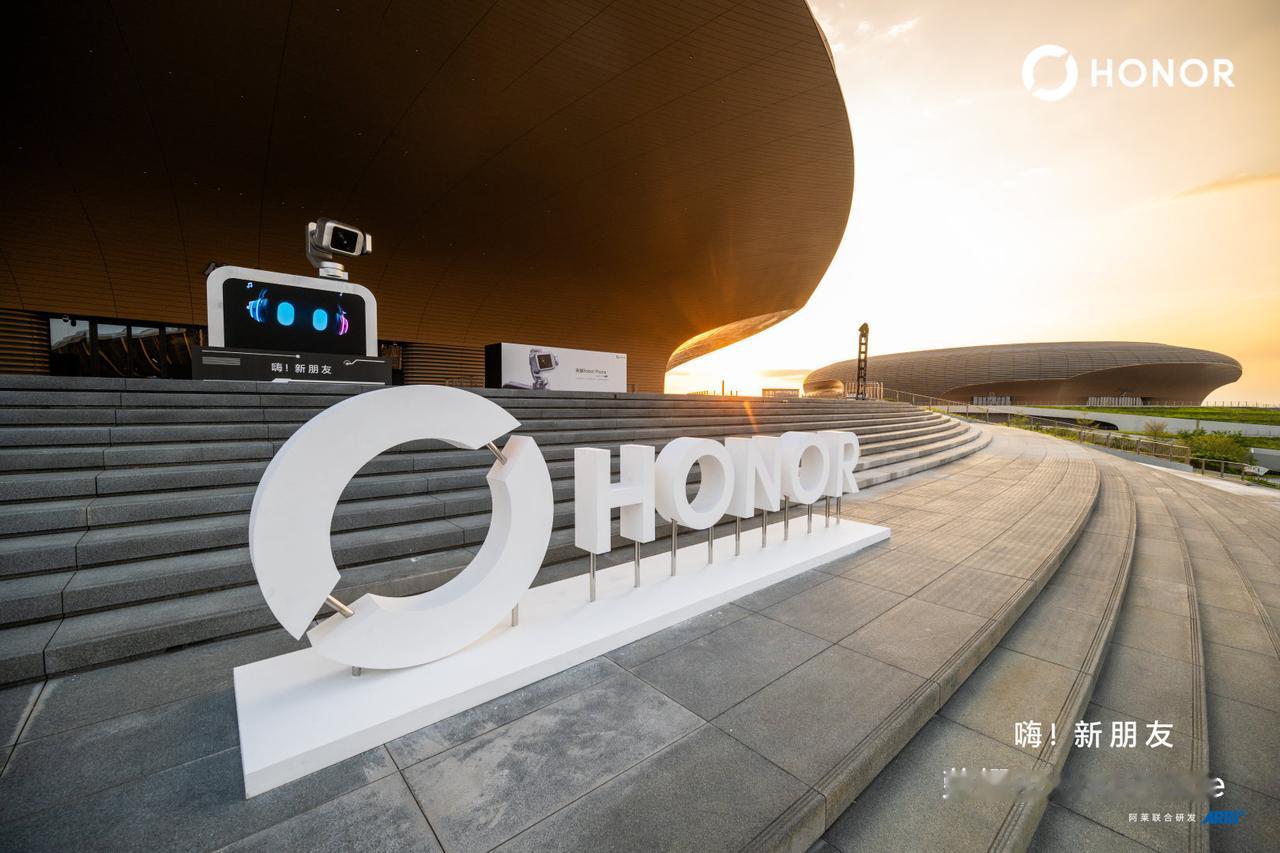 荣耀 Robot Phone 发布会现场太热闹了，看来参加这次发布会的朋友不少啊